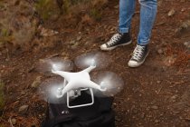 Niedriger Teil des Menschen, der eine fliegende Drohne bedient — Stockfoto