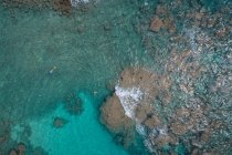Вид с воздуха на красивое бирюзовое море — стоковое фото