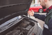 Mécanicien masculin entretien de voiture au garage de réparation — Photo de stock