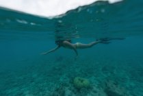 Женщина плавает под водой в бирюзовом море — стоковое фото