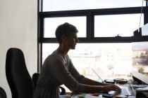 Зріла бізнес-леді працює на комп ютері в офісі — стокове фото
