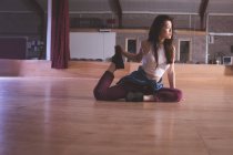 Молода жінка танцює в танцювальній студії — стокове фото