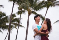 Casal romântico abraçando uns aos outros na praia — Fotografia de Stock