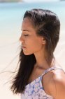 Красива жінка з закритими очима на пляжі — стокове фото