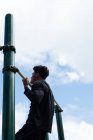 Giovane uomo che si esercita sulla barra orizzontale nel parco — Foto stock