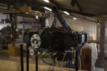 Крупним планом авіаційний двигун в аерокосмічному ангарі — стокове фото