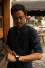 Бизнесмен использует умные часы в кафе — стоковое фото