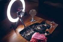 Accessori cosmetici su un tavolo a casa — Foto stock