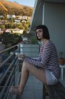 Nachdenkliche Frau beim Kaffee auf dem heimischen Balkon — Stockfoto