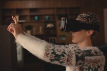 Donna d'affari che utilizza cuffie realtà virtuale in mensa in ufficio — Foto stock