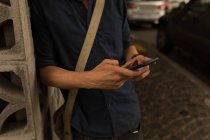 Средняя секция бизнесмена с помощью мобильного телефона — стоковое фото
