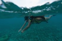 Paar schnorchelt unter Wasser im türkisfarbenen Meer — Stockfoto