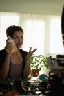 Красива жінка відео блогер тримає косметичний аксесуар вдома — стокове фото