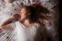 Femme dormant dans la chambre à coucher à la maison — Photo de stock