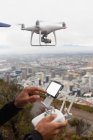 Uomo che aziona un drone volante — Foto stock