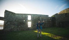 Wanderer macht Selfie mit Handy in alter Ruine auf dem Land — Stockfoto