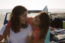 Paar vergnügt sich an einem sonnigen Tag am Strand — Stockfoto