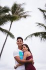 Романтическая пара, обнимающая друг друга на пляже — стоковое фото