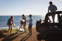 Freundeskreis entfernt Surfbrett aus Jeep — Stockfoto
