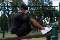 Jeune homme faisant de l'exercice dans le parc — Photo de stock