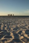 Volleyballerinnen laufen gemeinsam am Strand — Stockfoto