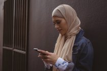 Belle femme hijab utilisant le téléphone mobile — Photo de stock