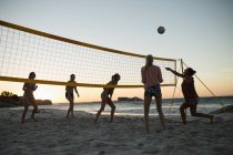Jogadoras de voleibol jogam voleibol na praia — Fotografia de Stock