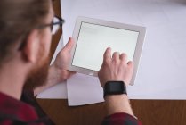 Männliche Führungskräfte nutzen digitales Tablet im Büro — Stockfoto