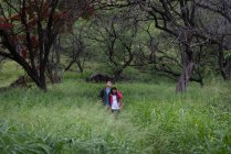 Giovane coppia che cammina insieme in campagna — Foto stock