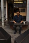 Концентрований бізнесмен використовує ноутбук у кав'ярні — стокове фото