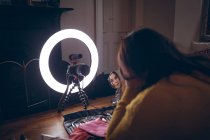 Enregistreur vidéo femme appliquant maquillage à la maison — Photo de stock