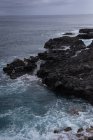 Море с камнями в солнечный день — стоковое фото