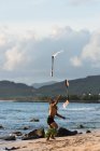 Dançarino de fogo masculino executando com fogo levi varas na praia — Fotografia de Stock
