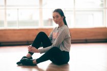 Портрет танцовщицы, отдыхающей в танцевальной студии — стоковое фото