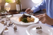 Metà sezione di uomo d'affari che mangia durante il viaggio in jet privato — Foto stock