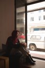 Empresária em hijab relaxante na cantina do escritório — Fotografia de Stock