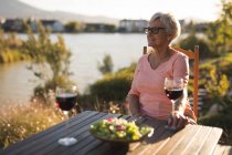 Nachdenkliche Seniorin entspannt im Hinterhof — Stockfoto