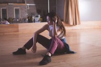 Dançarina feminina atenciosa relaxando no estúdio de dança — Fotografia de Stock