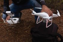 Sezione bassa dell'uomo con un drone volante e telecomando — Foto stock