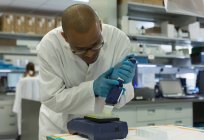 Scientist analyzing a sample at lab — Stock Photo