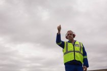 Crewmitglied zeigt Daumen nach oben am Flughafen — Stockfoto