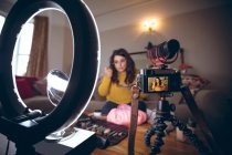 Женский видео регистратор применяет макияж дома — стоковое фото