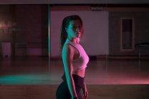 Ritratto di ballerina in piedi in studio di danza — Foto stock