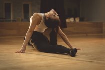 Giovane ballerina che si esercita in studio di danza — Foto stock