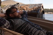 Homme relaxant dans un hamac par une journée ensoleillée — Photo de stock