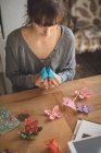 Hermosa mujer preparando una artesanía de papel en casa - foto de stock