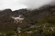 Drone volant dans l'air à la campagne — Photo de stock