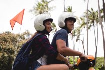 Coppia romantica equitazione scooter in città — Foto stock