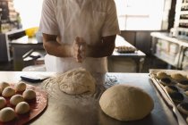 Metà sezione di panettiere maschile preparare la pasta in panetteria — Foto stock