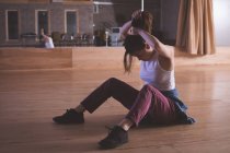Молода танцівниця розслабляється в танцювальній студії — стокове фото